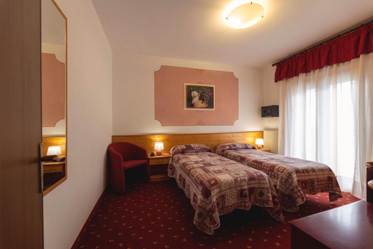Hotel Castel Mani San Lorenzo Dorsino Exteriér fotografie